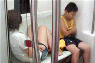 搞笑图片：妹子们好像很满意很陶醉的样子!