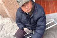 大叔你这装扮也太业余了吧 装残疾人期待被发现了!