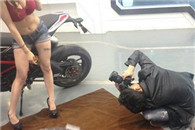 搞笑内涵图：我只想说 摄影师 你辛苦了!