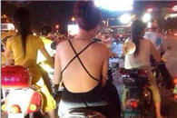 大家来鉴定一下他是真扶还是趁机那啥?