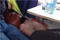 车里的空调太猛了，妹子的小妹妹要透透气