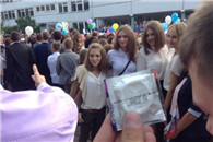 有两个妹子看过来了 到底选哪个呢 我选左二