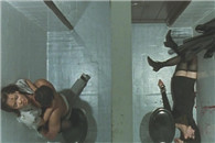 亮点图：右边的妹子 你是以为站在马桶上偷看摔倒了吗