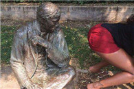 拉肚子进了个只有洗手台的洗手间怎么办?