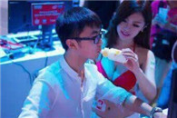 哥们儿你也太淡定了吧 这就是高档网吧吗 服务真好!