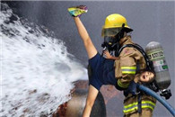 神经病妹子被恶搞了吧 新型灭火器