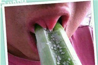 搞笑图片：大冬天吃雪糕 粘住了吧!