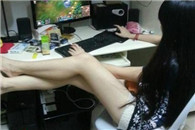 内涵图片：妹子 坐姿很给力!