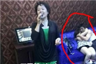 大姐 你唱歌 好用情 真专心!