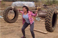 女汉子哇 一次扛两个货车轮胎!