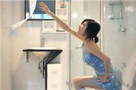 妹子 上厕所拿不到纸 我来帮你拿!