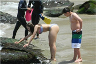 快看这里有个洞 里面还湿乎乎的 嗯 我知道。