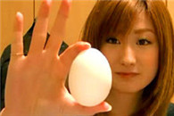 慢慢剥鸡蛋弱爆了，妹子教你吹鸡蛋，一招搞定