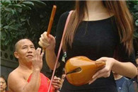 哼!等会就让你吃老衲的降魔棍