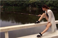 性感妹子钓鱼 姿势迷人 旁边还有友的泡椒凤爪!