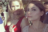 跟穿着如此性感的美女打麻将也是幸福的!