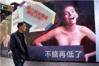 妹子 后面张着大口想吃你的面呢!