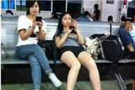 候车区 总有妹子那么奔放 确实腿好看!