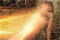 妹子这样真的没事儿吗?每次看到切割飞出的火星都吓得不敢靠近