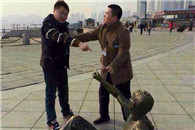 逗逼真会玩：铜像说 你TM有种来打我啊 拳头硬就来打我啊