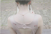 妹子你的衣服是不是穿反了?