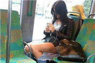 妹子你这是经历了什么 看上去很赤激的样子!