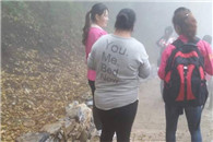 You me bed now!看到前面大姐大衣服上的文字 我吓得转身就跑