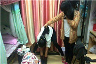 妹子为了拍买家秀也是蛮拼的!