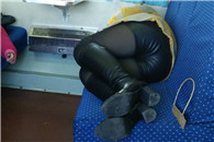 火车上遇到个妹子，她这屁股撅得让我很不安