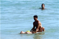 我就想在游泳的时候拍个照 前面两位能别抢镜吗?