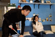 搞笑gif图：脏手拿开 他是我的