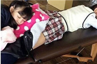 这枕头真软真热火!如果突然飘来一股刺激性气味的话。