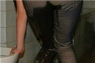 尼玛终究还是晚了一步 裤子太紧没脱下来啊