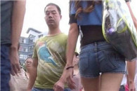 哥们儿 偷看美女大长腿的眼神不要太暴露