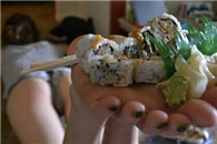 老婆说今晚会用身体给我献上寿司 怎么跟我想象的不一样