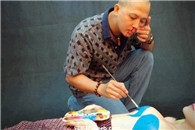 什么叫敬业 鼻血都留成这样了仍然坚守岗位 这就是敬业