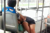 妹子真是任性 后面不是有个座位啊!