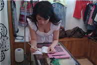 小伙子表情为何这么销魂 衣服揭开检查一下!