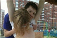 大家看看美女这是要买什么东西?