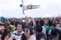 这屌丝看屏幕看得这么认真 我也是醉了!