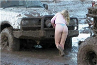 感觉是为了勾几个男人来帮忙推车！