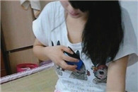 谁TM再看不起平胸老娘抽谁 看 平胸有什么不好?