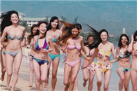 gif动态图片:你怎么这么猥琐竟然偷看女厕所？