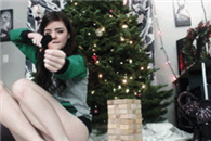 邪恶动态图：平胸的姑娘表自卑 挤一挤总是有的。