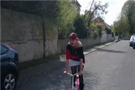 搞笑动态图：这么漂亮的妹子为何这么二 这么作死!