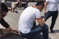 搞笑动态图：这鞭炮怎么跟着我爆啊交友不慎啊!