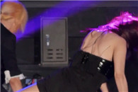 我不是富二代但可以开法拉利 我有1000个女人!