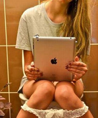 邪恶内涵图：美女抱个IPAD入厕!
