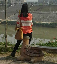 内涵图片：我去 妹子你知道你坐在什么上面吗?