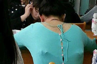 美女这衣服亮了!你的外衣和内衣是都穿反了吗?